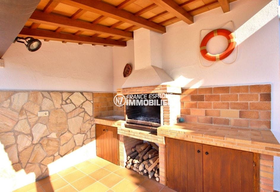 immobilier espagne costa brava: villa 292 m², terrasse semi couverte avec barbecue en pierre