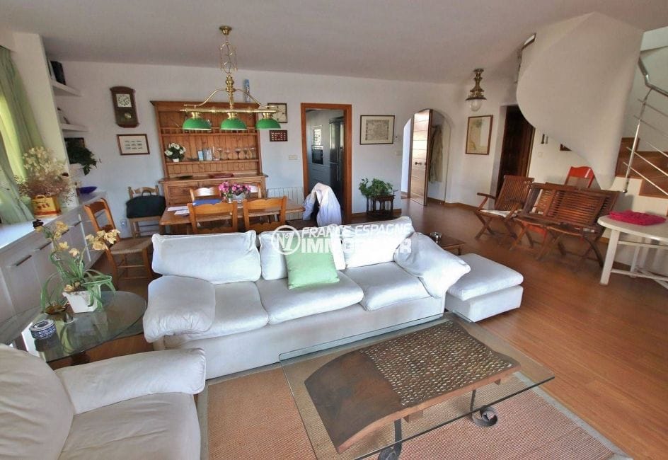 agence immobilière costa brava: villa 292 m², salon / séjour spacieux avec des rangements