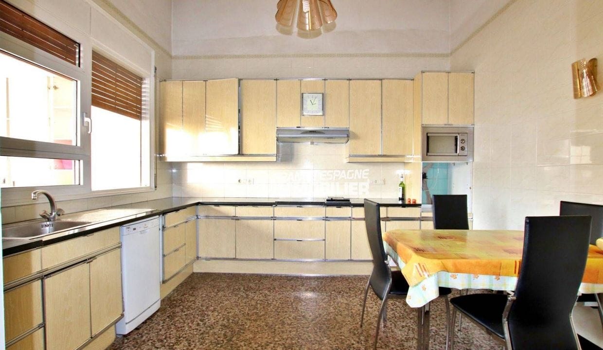 real estate costa brava spain: villa 402 m², independent and functional kitchen