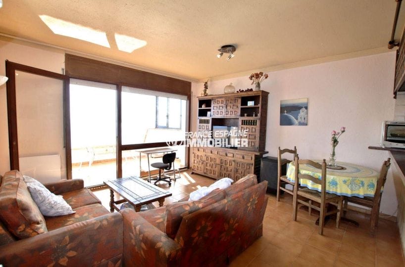 immo roses: appartement ref.3774, séjour lumineux avec accèsd terrasse