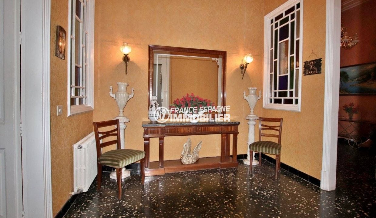 buy house costa brava, downtown figueres, entrance hall leading to other rooms