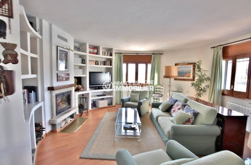 agence immobiliere rosas santa margarita: villa 292 m², spacieux salon / séjour avec une jolie cheminée