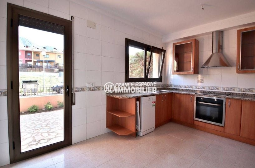 costa brava immobilier: villa ref.3801, cuisine indépendante aménagée avec accès extérieur