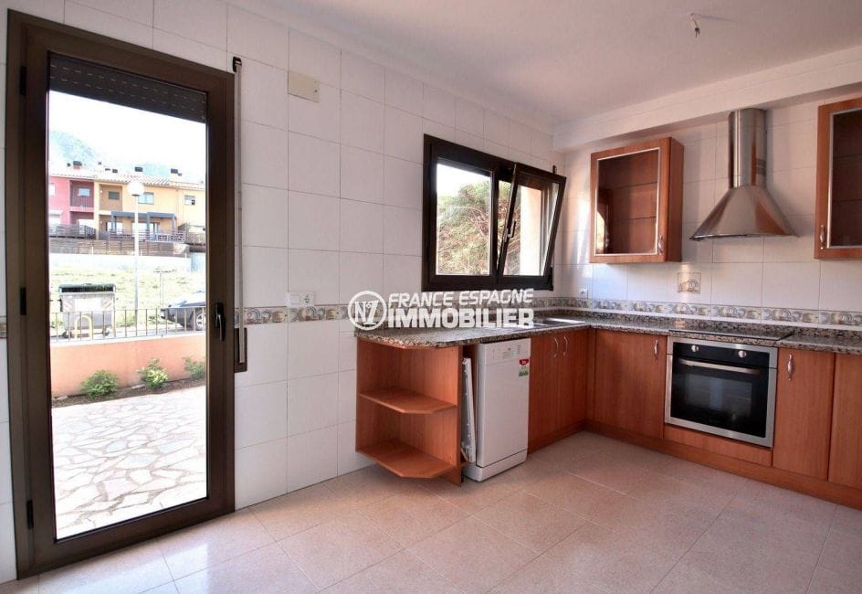 costa brava immobilier: villa ref.3801, cuisine indépendante aménagée avec accès extérieur