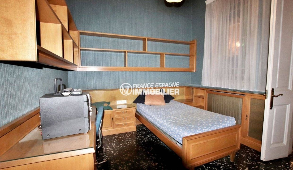 Compra casa Espanya Costa Brava, gran terrassa, tercer dormitori amb llit individual