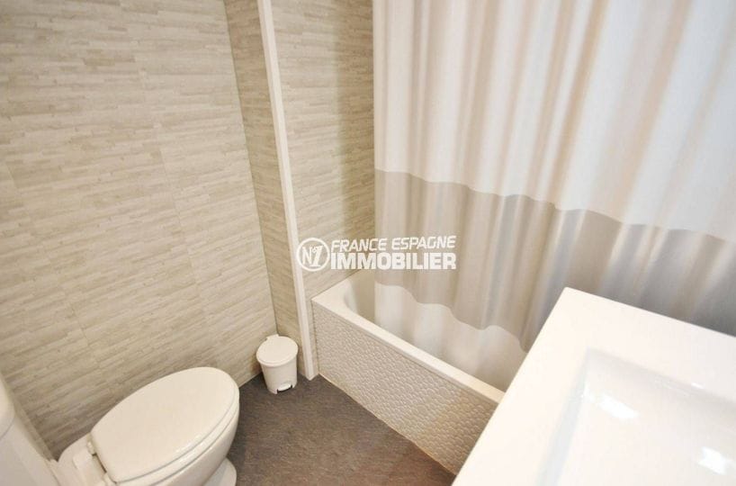 agence immobiliere empuriabrava: appartement ref.3772, aperçu des toilettes dans la salle de bains