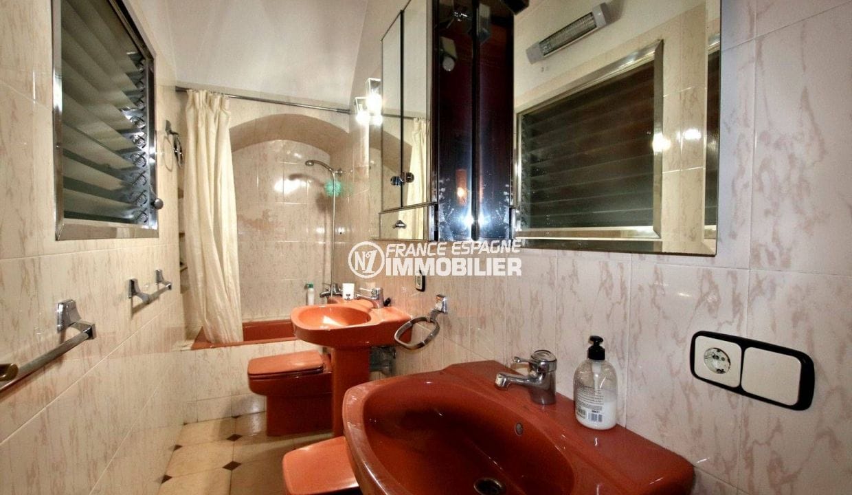 real estate costa brava: villa 402 m², second bathroom with bathtub, washbasin and toilet. toilets