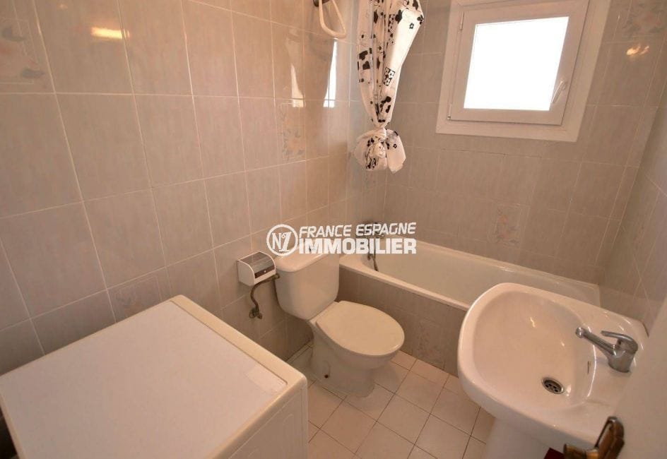 roses immobilier: appartement ref.3804, une salle de bain avec baignoire, lavabo et wc