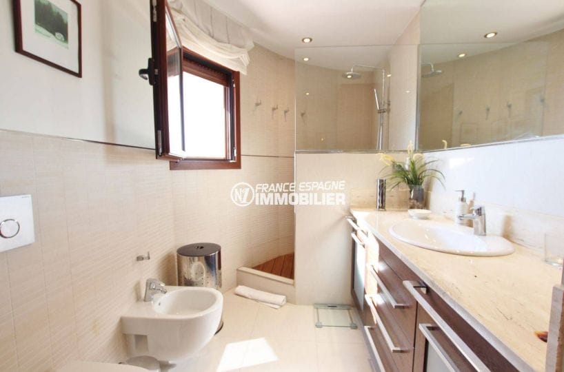 vente immobiliere rosas: villa 292 m², salle d'eau attenante à la suite parentale