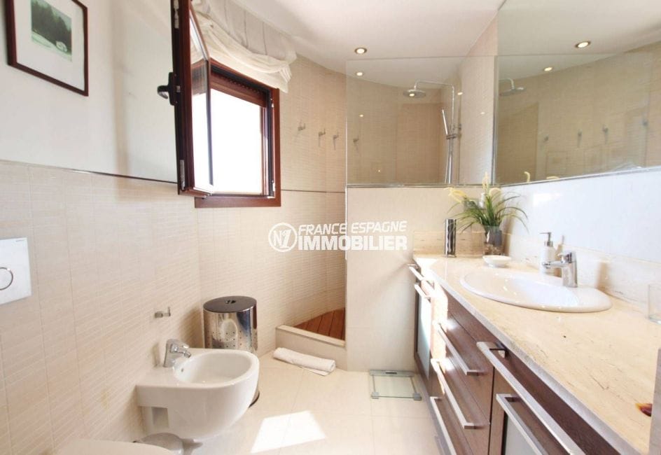 vente immobiliere rosas: villa 292 m², salle d'eau attenante à la suite parentale