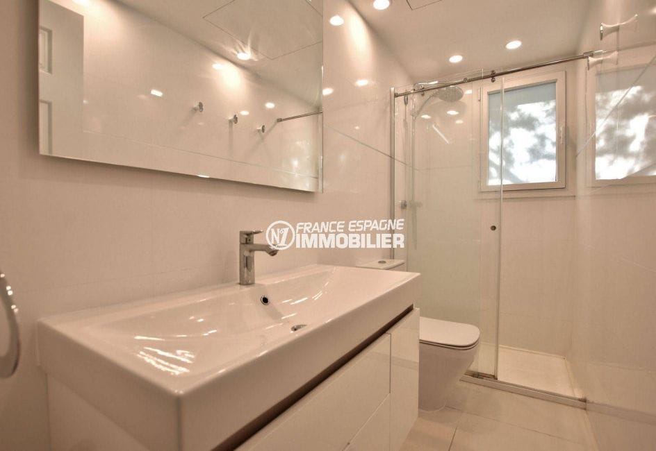 agence immobilière roses: appartement ref.3790, salle d'eau avec toilettes