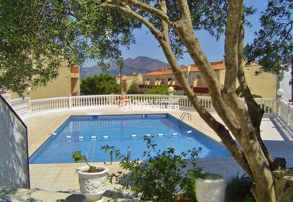 immocenter roses: villa ref.3773, aperçu piscine de la résidence