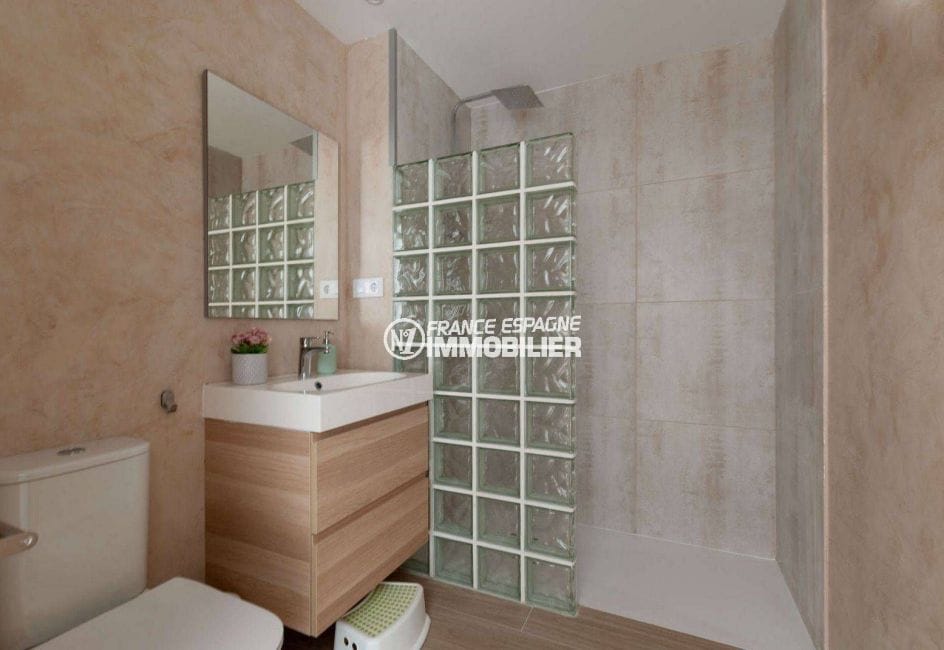 immocenter roses: villa ref.3803, seconde salle d'eau avec toilettes