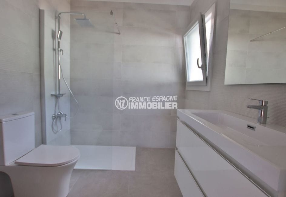 maison a vendre espagne costa brava, pau, salle d'eau avec douche, vasque et wc