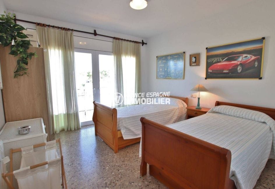 immo center rosas: villa 292 m², première chambre lits simples appartement indépendant