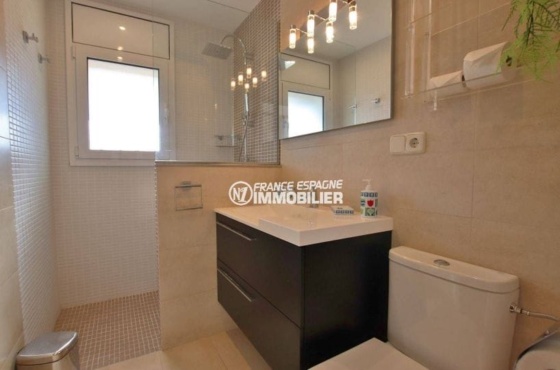agence immobiliere costa brava espagne: villa 292 m², salle d'eau avec douche, vasque et wc