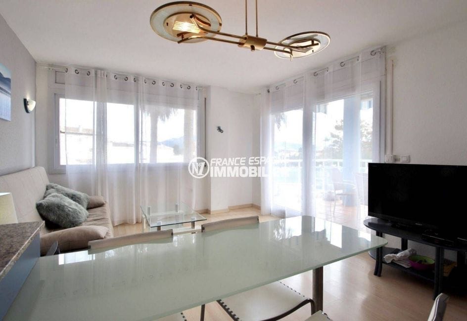 immo roses: appartement ref.3813, séjour / salon avec accès sur la terrasse d'environ 10 m²