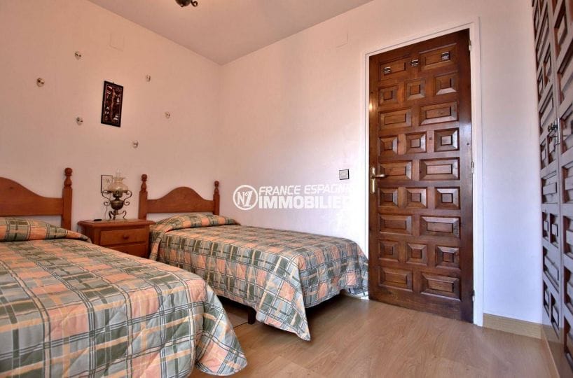 vente immobiliere rosas espagne: villa ref.3815, chambre 2 avec 2 lits simples et placards intégrés