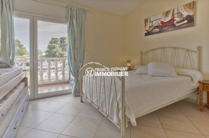 agence immobilière costa brava: villa ref.3834, première chambre: lit double accès balcon