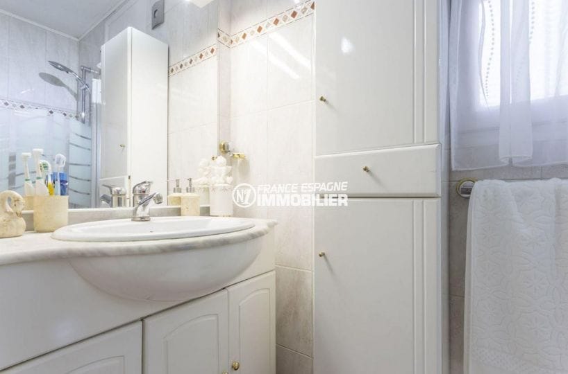agence immobiliere francaise empuriabrava: villa ref.3828, vasque et cabine douche dans la salle d'eau
