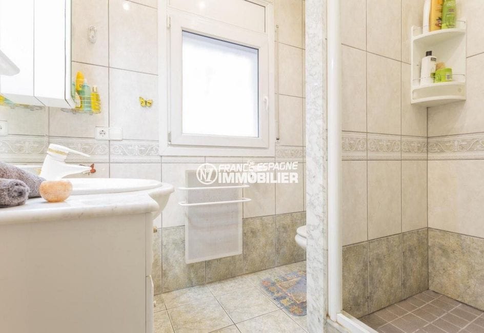 achat immobilier costa brava: villa ref.3832, salle d'eau standing avec cabine douche et toilettes