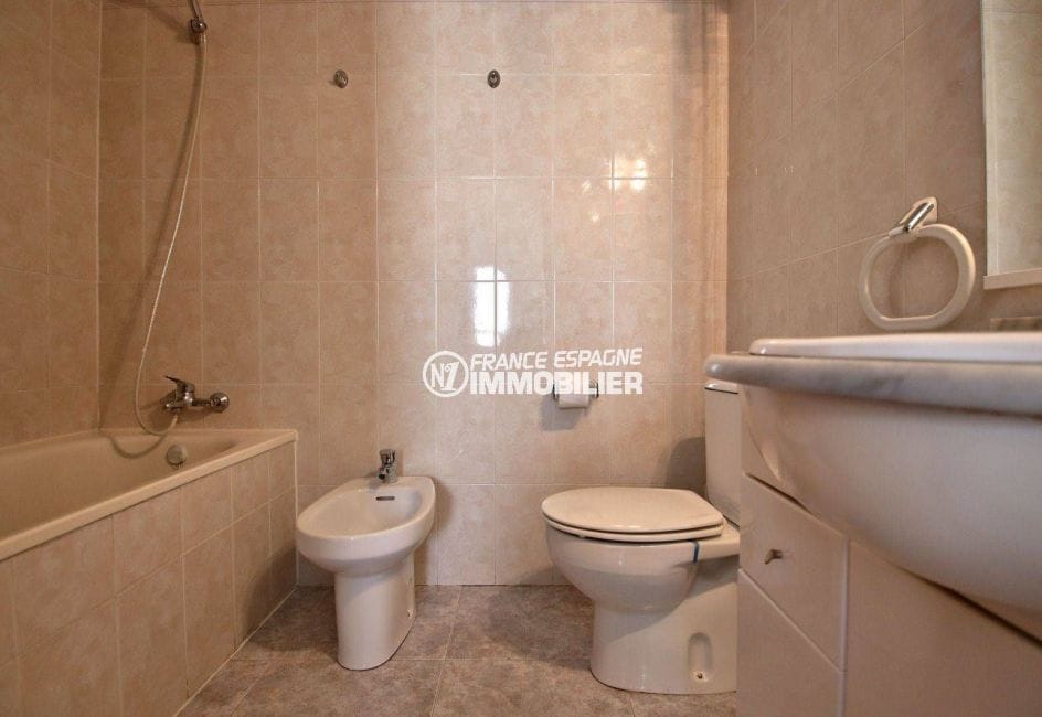 vente villa costa brava, ref.3807, salle de bains avec bidet, wc, et vasque avec rangements