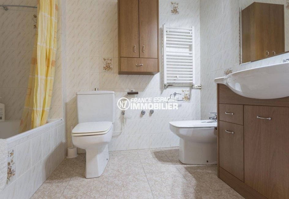 immo costa brava: villa ref.3827, deuxième salle de bains: baignoire, vasque et wc