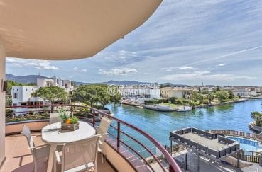real estate ampuriabrava: beautiful apartment ref.3829, canal view, private pool