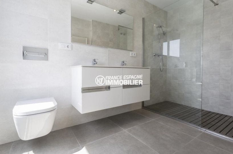 acheter maison empuriabrava, ref.3825, première salle de bains moderne
