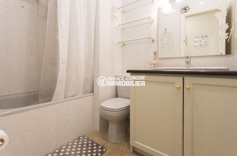 appartement costa brava, ref.3829, salle de bains standing avec toilettes et rangements