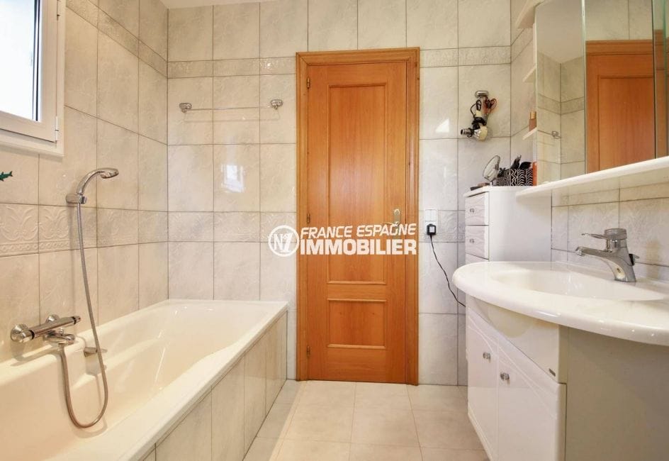 maison costa brava, ref.3847, salle de bains: baignoire, douche, meuble vasque