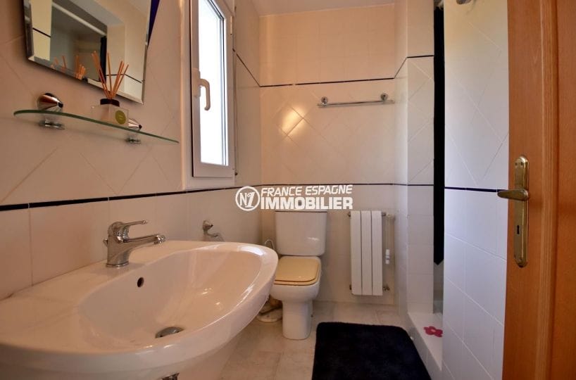 immobilier costa brava vue mer: villa ref.3847, salle d'eau avec douche, lavabo et wc