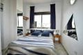 agence immobiliere empuriabrava: chambre avec grand lit et vue canal de l'appartement ref.3857