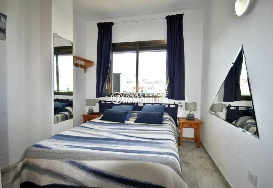 agence immobiliere empuriabrava: chambre avec grand lit et vue canal de l'appartement ref.3857