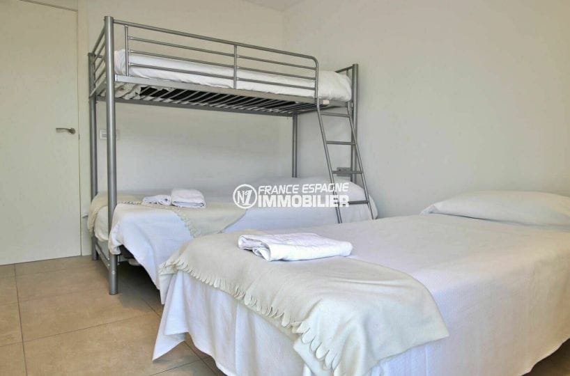 roses immobilier: appartement 112 m², chambre 2 avec un lit double et deux lits simples