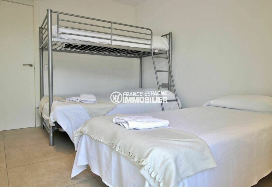 roses immobilier: appartement 112 m², chambre 2 avec un lit double et deux lits simples