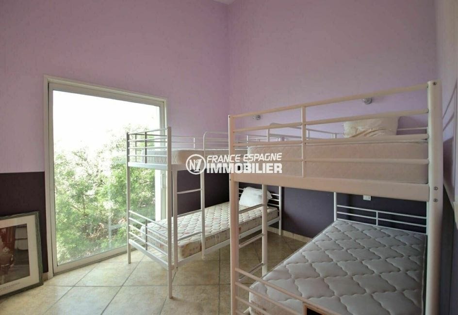 immo center rosas: villa 285 m², cinquième chambre avec deux lits superposés: 4 couchages