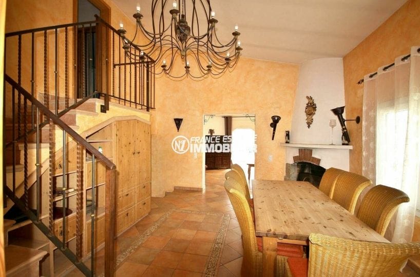 vente maison empuriabrava, ref.3870, belle salle à manger avec placards intégrés sous l'escalier