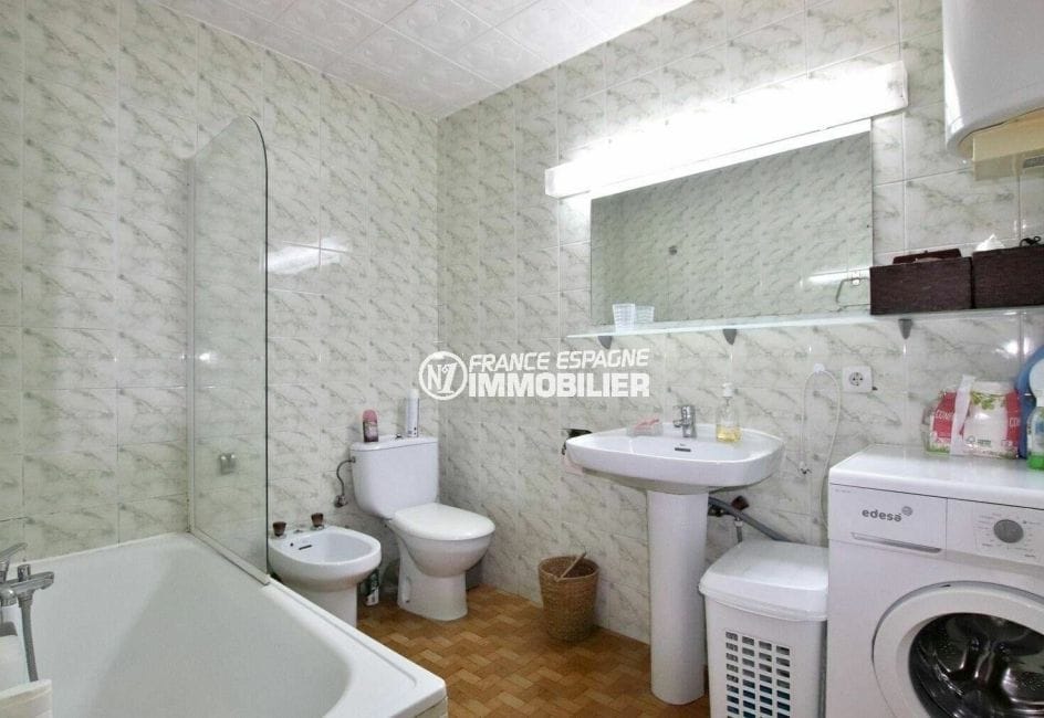 appartement empuriabrava à vendre, grande et lumineuse salle de bains avec toilettes et bidet | ref.3877