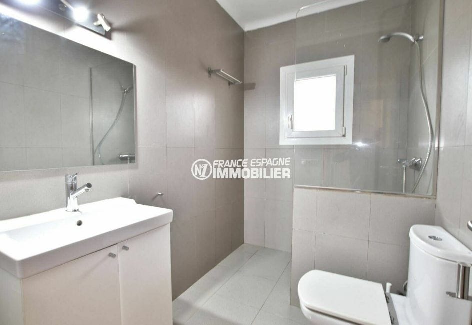 achat villa empuriabrava, salle d'eau moderne avec toilettes | ref.3879
