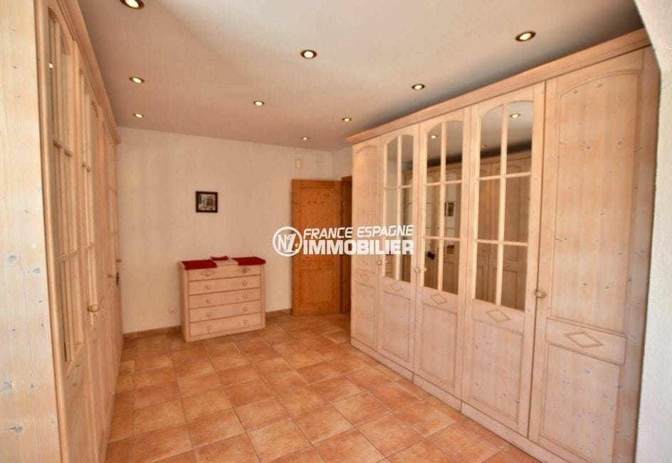 vente villa empuriabrava, ref.3870, le couloir avec dressing à l'entrée de la chambre 1