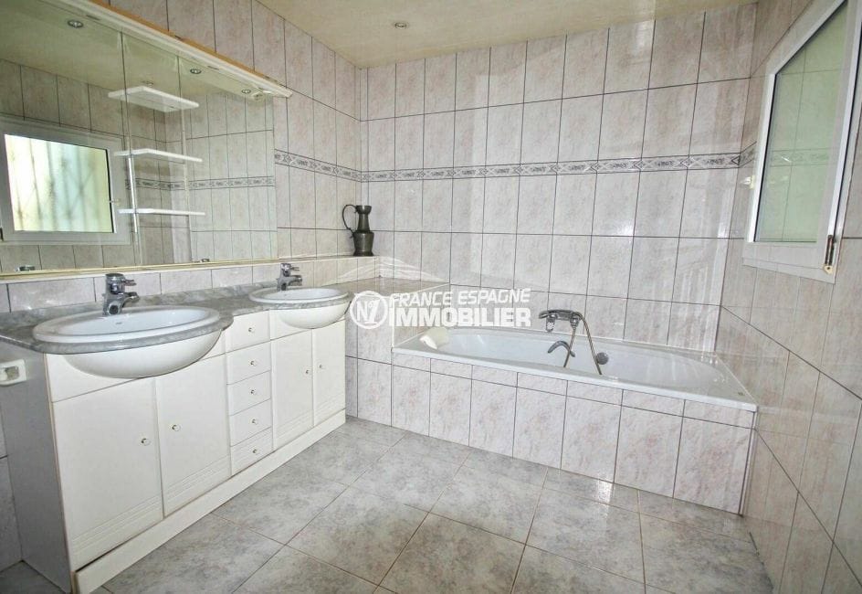 immo costa brava: villa ref.3870, salle de bains du premier appartement intégré