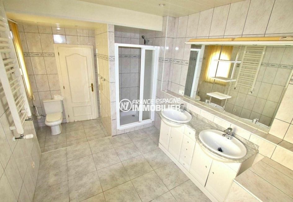 maison a vendre a empuriabrava avec amarre, ref.3870, autre aperçu salle de bains du 1er appartement intégré