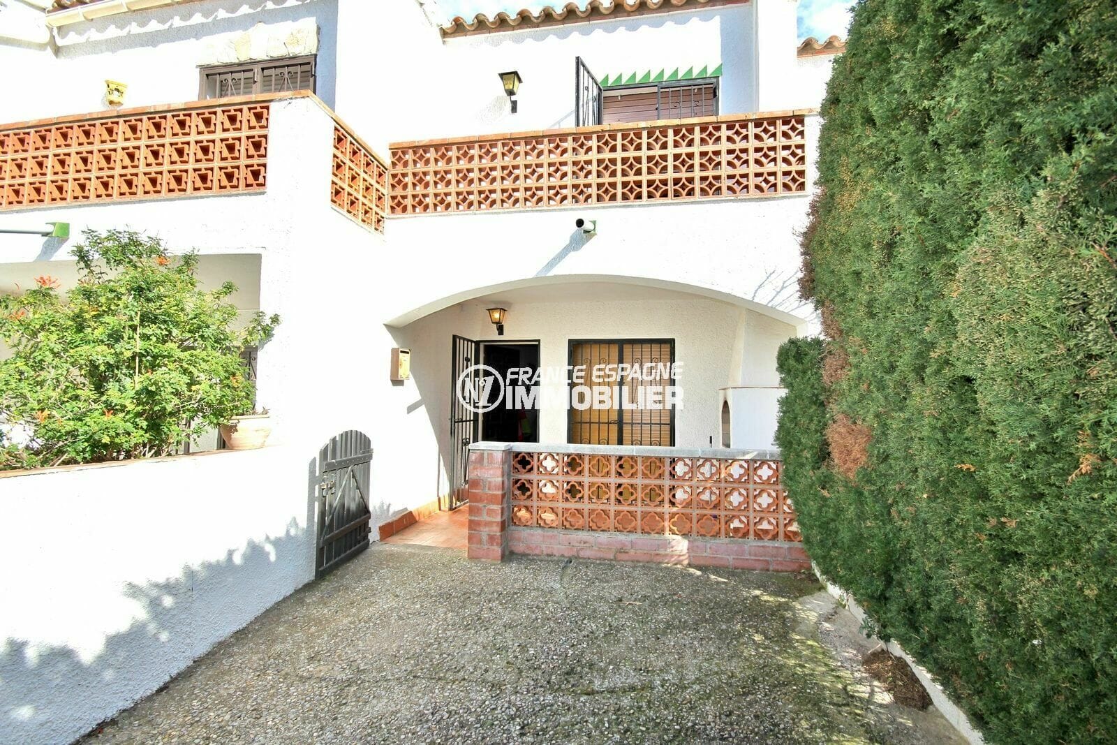 maison a vendre rosas: villa 72 m², secteur résidentiel avec piscine, proche plage