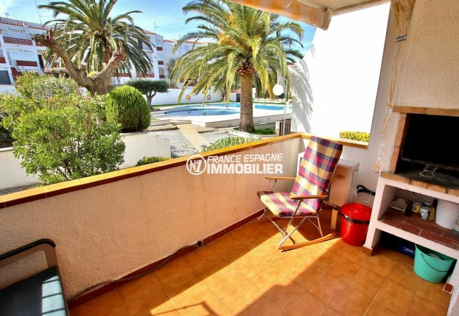 agence immobiliere rosas: appartement 34 m², terrasse avec bbq vue sur la piscine