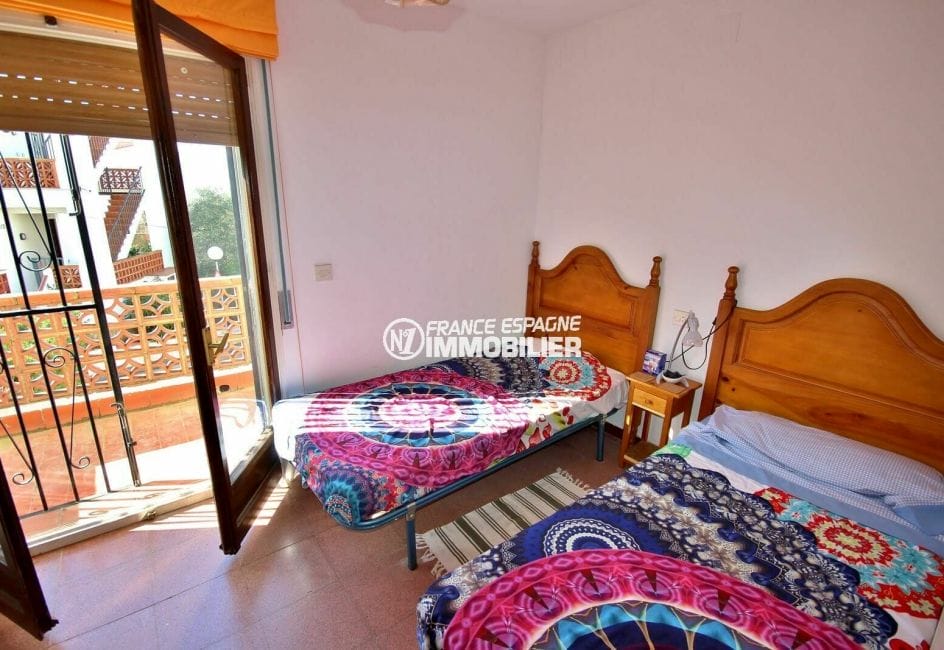 agence immobiliere roses espagne: villa 72 m², première chambre 2 lits simples accès balcon