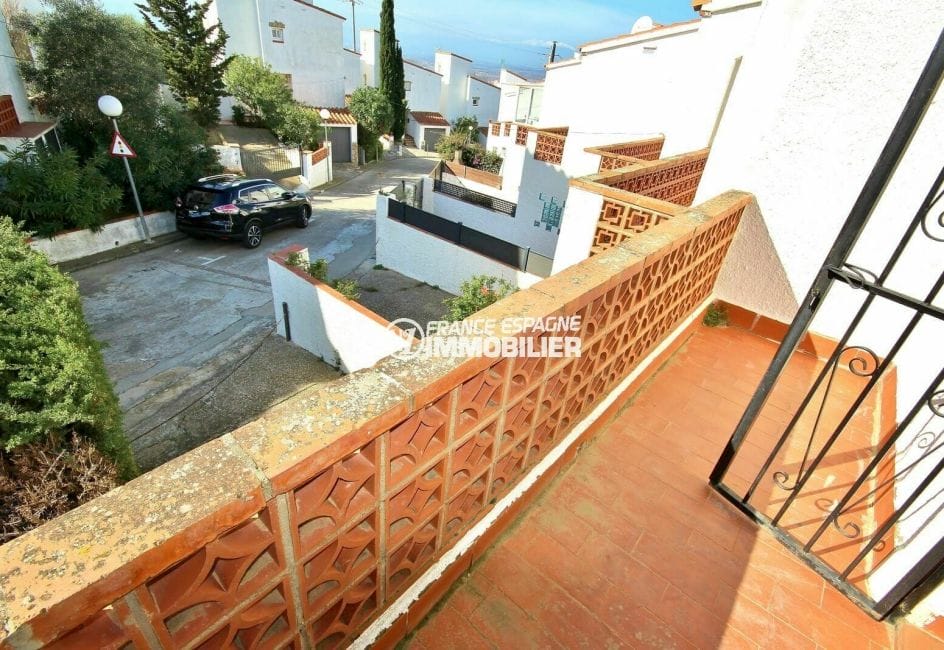 vente maison rosas espagne: villa secteur résidentiel, vue dégagée du balcon de la chambre 1