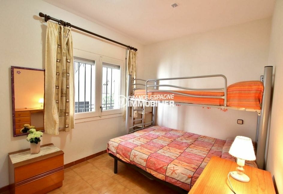 immo roses espagne: appartement 34 m², chambre double avec lit simple superposé