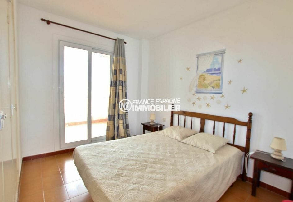 vente appartement empuriabrava, première chambre lit double accès balcon vue montagnes