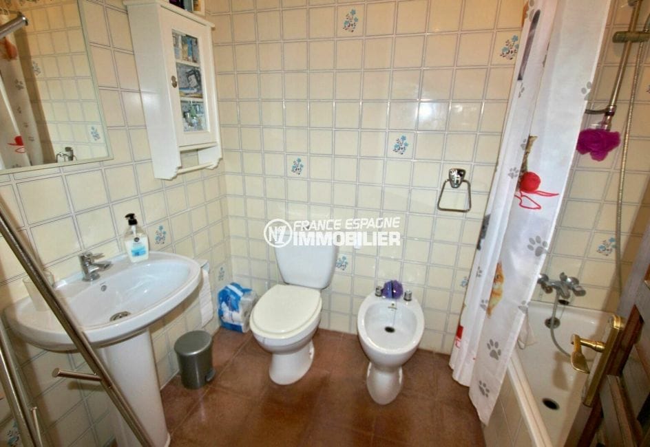 immobilier roses espagne: villa 72 m², salle de bain à l'étage avec wc